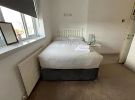 Private Rooms with Shared Bathroom Bus Stop 8 Mins Away