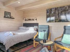 The Cabins at Redroofs，位于弗福尔的带泳池的酒店