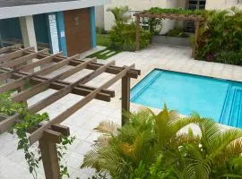 Vive Luxe Condo w Pool & 247 Security near Airport