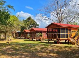 Carmelita River Cabins，位于Carmelita的酒店