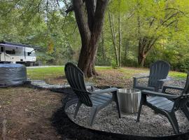 Luxury RV - Hot Tub - Fire Pit - Outdoor Serenity，位于蓝岭的豪华帐篷营地
