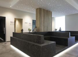 卢森堡菊冈美居高尔夫及Spa酒店，位于卡那斯的带热水浴缸的酒店