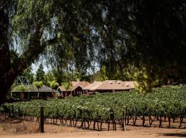 Baja Vineyard Lodge - Luxury in Valle de Guadalupe with pool，位于恩塞纳达港的酒店