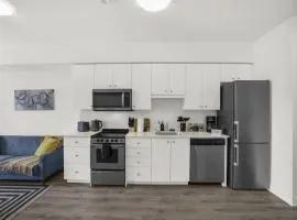 Stylish 1BR Condo in Prime Location with Parking and Wi Fi
