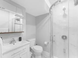 Modern 2-Bed, 2-Bath BSMT suite with Pvt Entrance Free Parking and Wi Fi