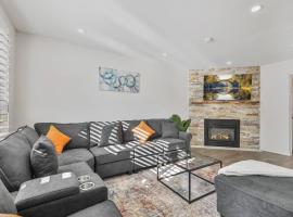 Luxe 4BR Retreat w Heated Pool Hot Tub and BBQ，位于惠特比的酒店
