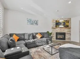 Luxe 4BR Retreat w Heated Pool Hot Tub and BBQ