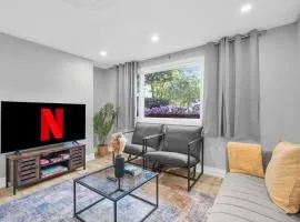 Stylish 3 BR Apt with Free Parking, Wifi and Patio