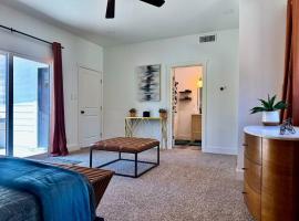 Pool Remodeled 4 Bedroom Carmichael Home，位于Carmichael的酒店