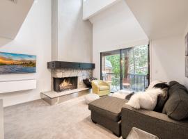 River Run # 15 by Tahoe Getaways - 2 BR w Private Balcony, River Views & Shuttle，位于阿尔卑斯山草甸的酒店