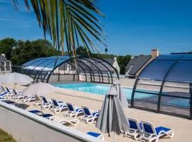 Maison avec piscine chauffée toute l'année à Morgat en bretagne sur la presqu'île de Crozon située à 800 m de la mer