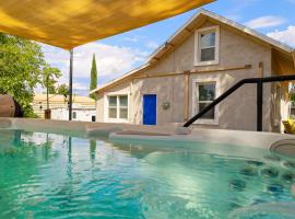 Cozy Zion farmhouse, cool or hot swim spa, fireplace & firepit，位于拉沃肯的酒店