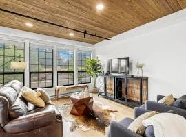 The Loft- Steps from the Lake & Dining- This newly renovated 2 bedroom loft in the heart of McCall