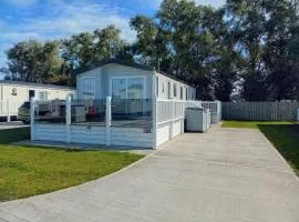 75 Orchard Mount, 3 bed luxury caravan Skirlington- sleeps 6