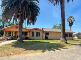 Historic Farmhouse on Hogan Ave，位于Reedley的酒店
