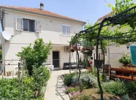 Apartments with parking space Murter - 5089