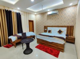 City Star & Restro A Boutique Hotel，位于巴雷利的酒店