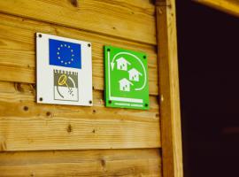 Houten natuurhuisje Hikershut，位于Wincrange的无障碍酒店