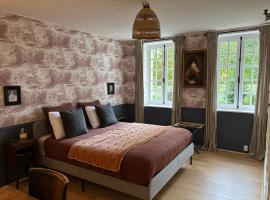 La Haute Tr&eacute;mi&egrave;re，位于Charenton-du-Cher的带停车场的酒店