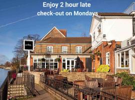 Sunday London Staines-upon-Thames Heathrow T5，位于斯坦斯的酒店