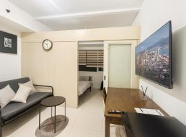 Chill staycation near Ateneo, UP & Maginhawa eats，位于马尼拉的酒店