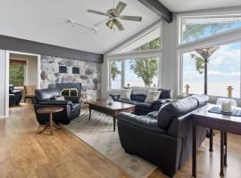 Serene Waterfront Escape On Private Lane，位于米福德的酒店