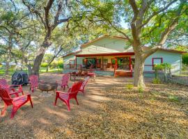 Peaceful Helotes Cabin Fire Pit, 9 Mi to Old Town，位于Helotes的酒店