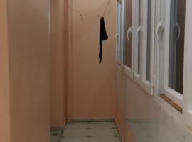 Appt F4 equipé au rez de chaussé d'un immeuble privé，位于斯基克达的酒店