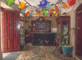 Hotel Boutique La Casa de Mar&iacute;a Joyita，位于阿瓜斯卡连特斯的带停车场的酒店