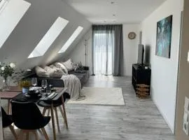 CLUBHAUS 6 - Dachwohnung mit 2 Schlafzimmern, Balkon & Netflix