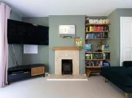 Haywards Heath 2BR House w Parking