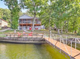 Boat, Fish and Explore! Gem on Lake of the Ozarks，位于Roach的酒店