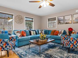 Massanutten resort fun escape at the Woodpecker Chalet，位于马萨纳滕的度假村