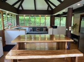 Savusavu Salt Lake Guesthouse，位于萨武萨武的海滩酒店