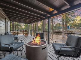 Charming Pines Cabin with Fireplace and BBQ，位于肖洛的酒店