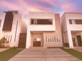 Casa Elegante con alberca a 5 min Aeropuerto y Consulado
