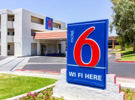 Motel 6 Tempe, AZ Phoenix Airport Priest Dr，位于坦培的酒店