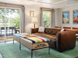 Dyer Lake Gallery Retreat - Lakefront - Deck - Fire Pit