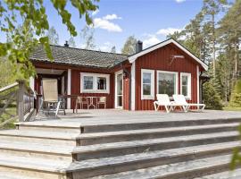 OGO395-Boxholm-Uddebo-Uddeberg，位于Hästön的酒店