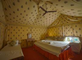Royal Gadhvi Desert Camp，位于山姆的酒店