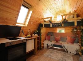 Sycamore Lodge with Hot Tub- Quirky & Romantic，位于霍尔斯特德的酒店