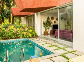 El Volar 2BHK, 4 Mins to Casino & 10 Mins to Candolim Beach with Big common Pool, Fully Equipped Kitchen, 24x7 Security, Wifi，位于尼禄的酒店