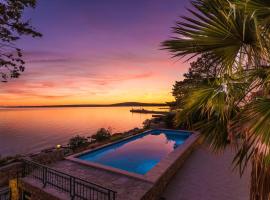 克斯郡六号度假屋 - 带壁炉，位于Košljun的酒店