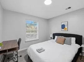 Cozy Contemporary Stay I Pool & Gym I Free Parking