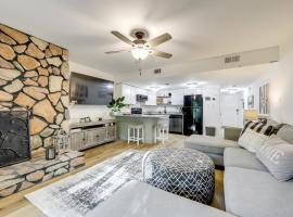 Sevierville Condo with Balcony and Pool Access!，位于赛维尔维尔的酒店