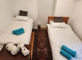 BEE GENTLE BEE KIND BEE HAPPY rooms