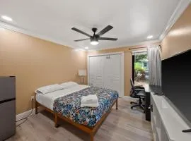 Luxury Queen Room, Walk to UM, Free Car Service!