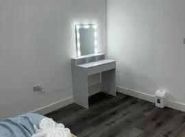 Ideal Heathrow Base 2BR 2BA Apt in Hounslow