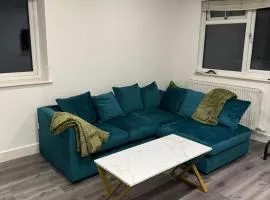 Spacious 3BR Stay Near Heathrow and Central London