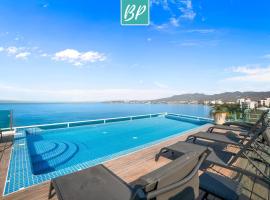 Risco - Downtown Bucerias Rooftop Pool & Beach Club，位于布塞里亚斯的酒店